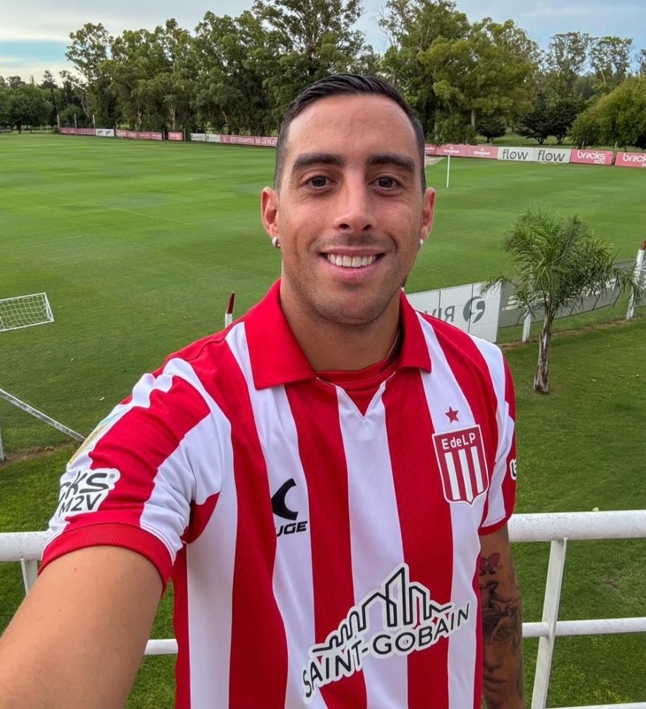 Su regreso no salió bien, pero se fue de River un tipo que hizo historia. Integrante de una defensa emblemática: Mercado Maidana Funes Morí y Vangioni. Campeón de Libertadores, Sudamericana y Recopa. Héroe en el último minuto de un Boca-River para ganar en La Bombonera.
Exitos !!