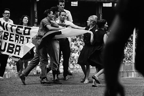 daniel_malas's tweet image. 🚨FOTO DESCONOCIDA EN #Cuba 🇨🇺🚨

Cubanos libres anticastristas y anticomunistas envuelven a su compatriota el lanzador de Minnesota Twins, Camilo Pascual, con una bandera cubana y una pancarta que pide la liberación de Cuba, durante la segunda entrada del primer juego de una…