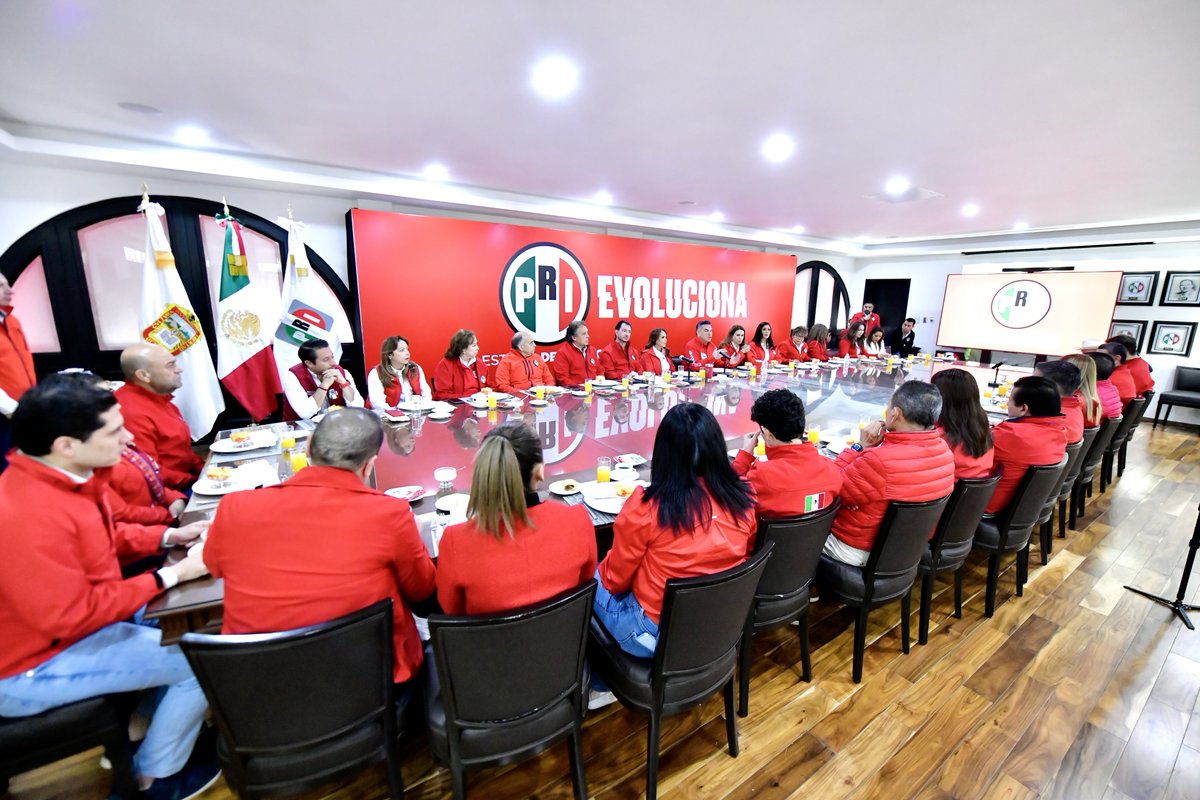 alitomorenoc's tweet photo. ¡Buen sábado desde el Estado de México! En reunión de trabajo con Alcaldes, Senadores, Diputados Locales y Federales, e integrantes del @PRI_Nacional.

Hoy será un gran día con el priismo mexiquense, porque aquí no hay descanso cuando se trata de trabajar por el pueblo de México. Con unidad, compromiso y visión, seguimos firmes para defender a nuestro país y recuperar su rumbo. ¡Vamos con todo!