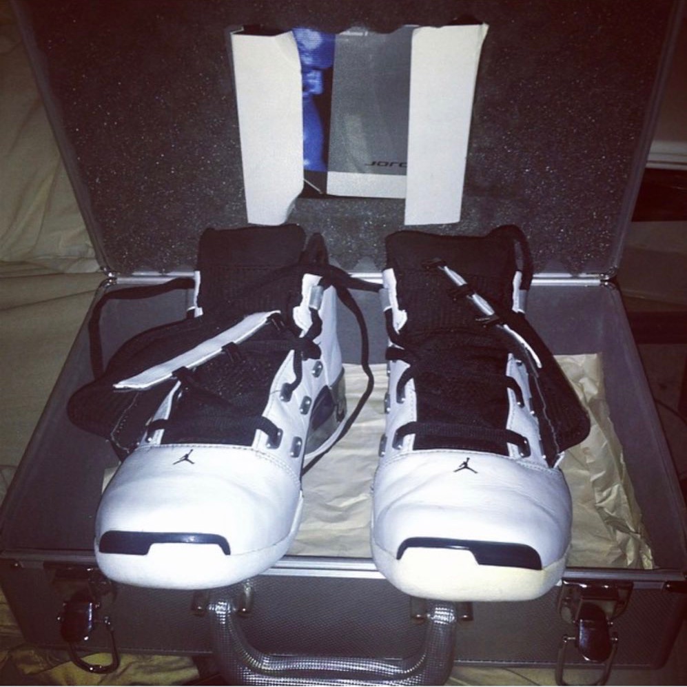 HerSolesAmazing's tweet image. Day 22- Grails
College blue 17s the pair that got me interested in sneakers. 
If release again with the suit are I’m buying 3 pairs. Lmao 
#BHMKOTD25