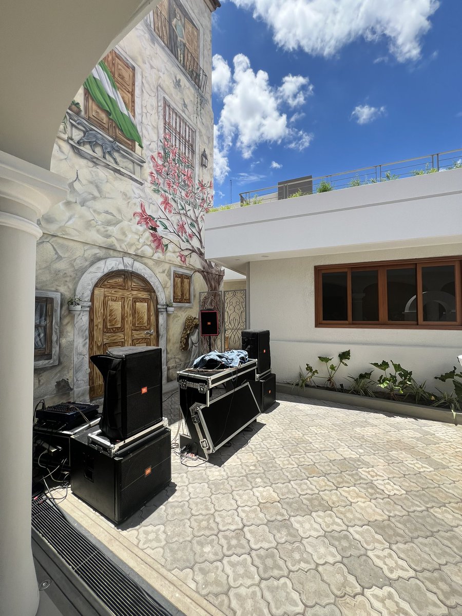 Que buen Dj lpm <a href="/andreherreran/">aka juanjo</a> <a href="/laromecafe/">Empanadas de L’arome</a>