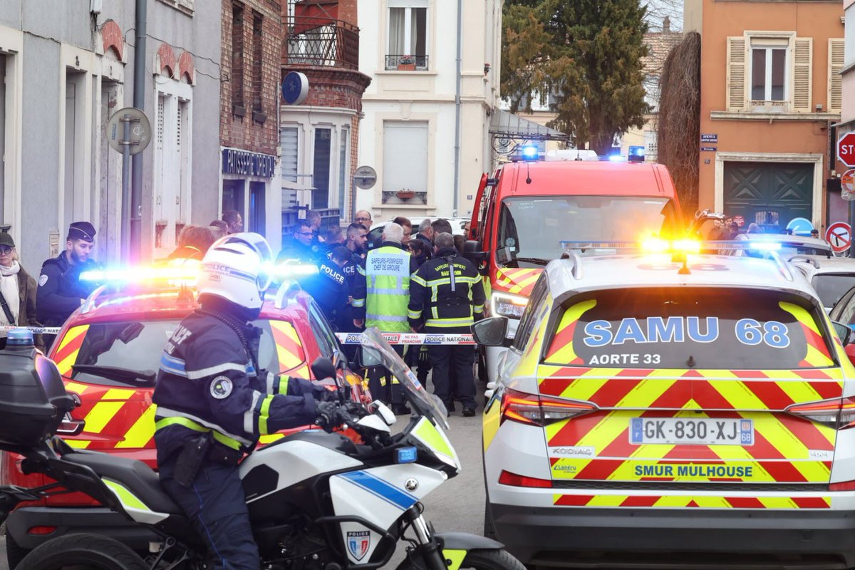 InfosFrancaises's tweet photo. ALERTE - Un mort et cinq blessés dans une attaque au couteau sur un marché de #Mulhouse. Un suspect, qui serait sous OQTF selon DNA, a été interpellé. https://t.co/x6pblZbJ9Q