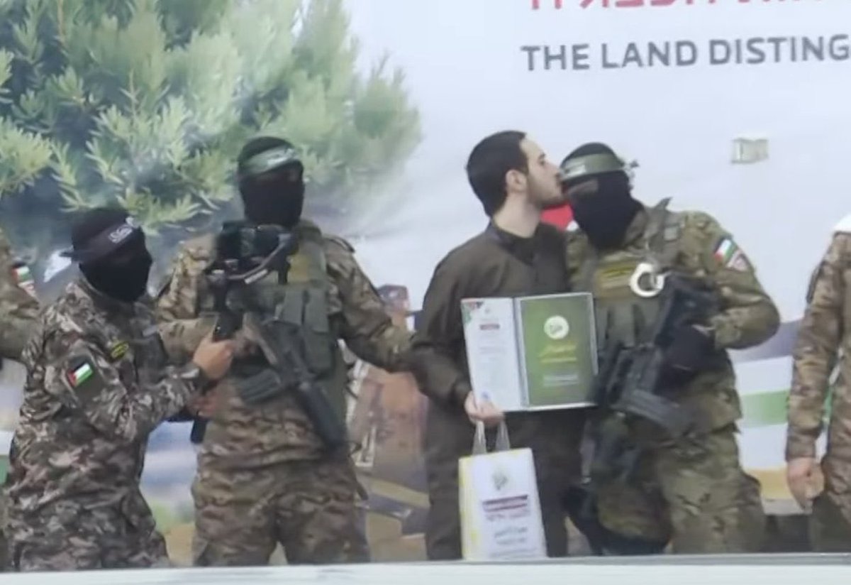 إنه السبت أجلس مع عائلتي الصغيرة أمام الشاشة نترقب مشاهد العز و الفخر التي تبثها المقاومة حين تسلم الأسرى 
اليوم مع المشاهد يهتف ابتي ذو الثلاثة عشر ربيعا " ماما هيبة و الله هيبة المقاومة يا ريتني معهم"
سلام لروح السنوار
سلام لمن أراده طوفان هادر
  فطوفان الأقصى مر من هنا أيضا !