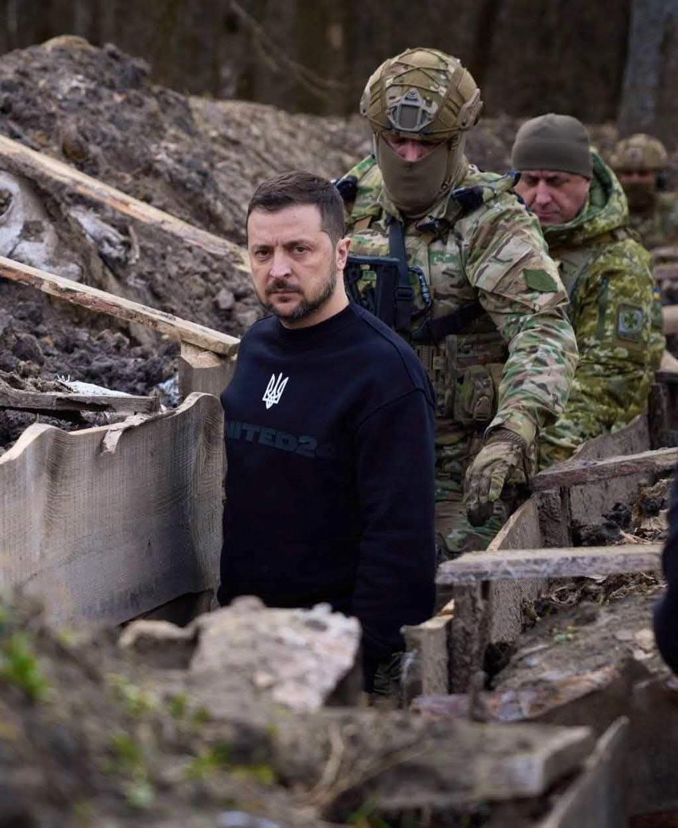 El este președintele Ucrainei despre care bipezii lui Georgescu spun că este un laș! Dacă România s-ar afla în aceeași situație, oare Piticul în izmene roșii ar sta tot în tranșee?

Sau idiotul satului?