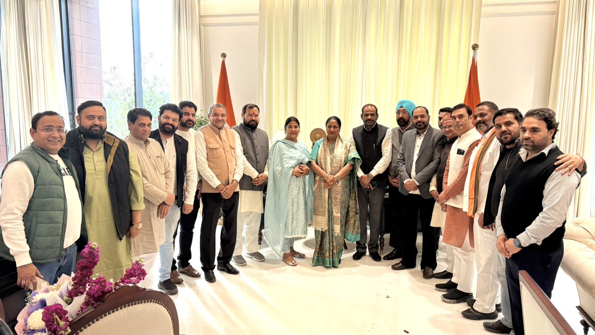 दिल्ली सचिवालय में दक्षिण दिल्ली के प्रमुख भाजपा कार्यकर्ताओं के साथ दिल्ली की नवनिर्वाचित मुख्यमंत्री माननीय श्रीमती <a href="/gupta_rekha/">Rekha Gupta</a> जी से भेंटकर उन्हें शुभकामनाएं प्रेषित की। 

पूर्ण विश्वास है, आपके नेतृत्व में दिल्ली में विकास और जनकल्याण के नए आयाम स्थापित होंगे।

#RekhaGupta