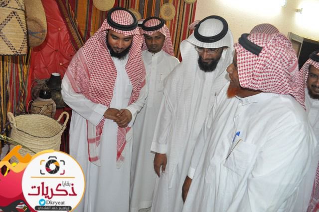 Dkryeat's tweet photo. #يوم_بدينا_1727
لنا ذكريات و امجاد وبرامج تحفظ الموروث الشعبي بقريتنا #الفلحة
منها افتتاح المعرض التراثي 1430
ابان اشرف تنمية حلي على برامج قريتنا
▪️تحية اجلال لأولئك الرجال الذين خلدوا اسمائهم في ذاكرة التاريخ

ورحم الله العم/علي بن ادريس الفلاحي,وحفظ الله الباقين
#بقايا_ذكريات https://t.co/d28hmGa9yQ