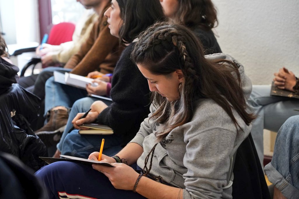 Hainbat ertzetatik ari gara jatorri eta kultur aniztasuna aztertzen, eremu bakoitzeko aditu eta arituekin: euskaratik, hezkuntzatik, sozio-ekonomiatik, inklusiotik eta erreakazio autoritarioaren gorakadatik.

🤝🏽Herri erronkei herri gisa helduko diegu.