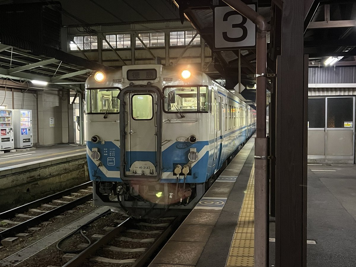 222tamatama's tweet photo. 高松1833発徳島（2109着）行き #363D 普通列車は終点の徳島に定刻に着きました。
編成は徳島方からキハ40 2142＋キハ47 145＋キハ40 2108で、キハ47 145に乗ってました。
今日の旅は、終わり🏨に向かいます。
寒かです😵
#国鉄型車両
#キハ47
#キハ40
#四国再発見早トクきっぷ
#JR四国
#BROS1991 https://t.co/1bWgMXuQJR