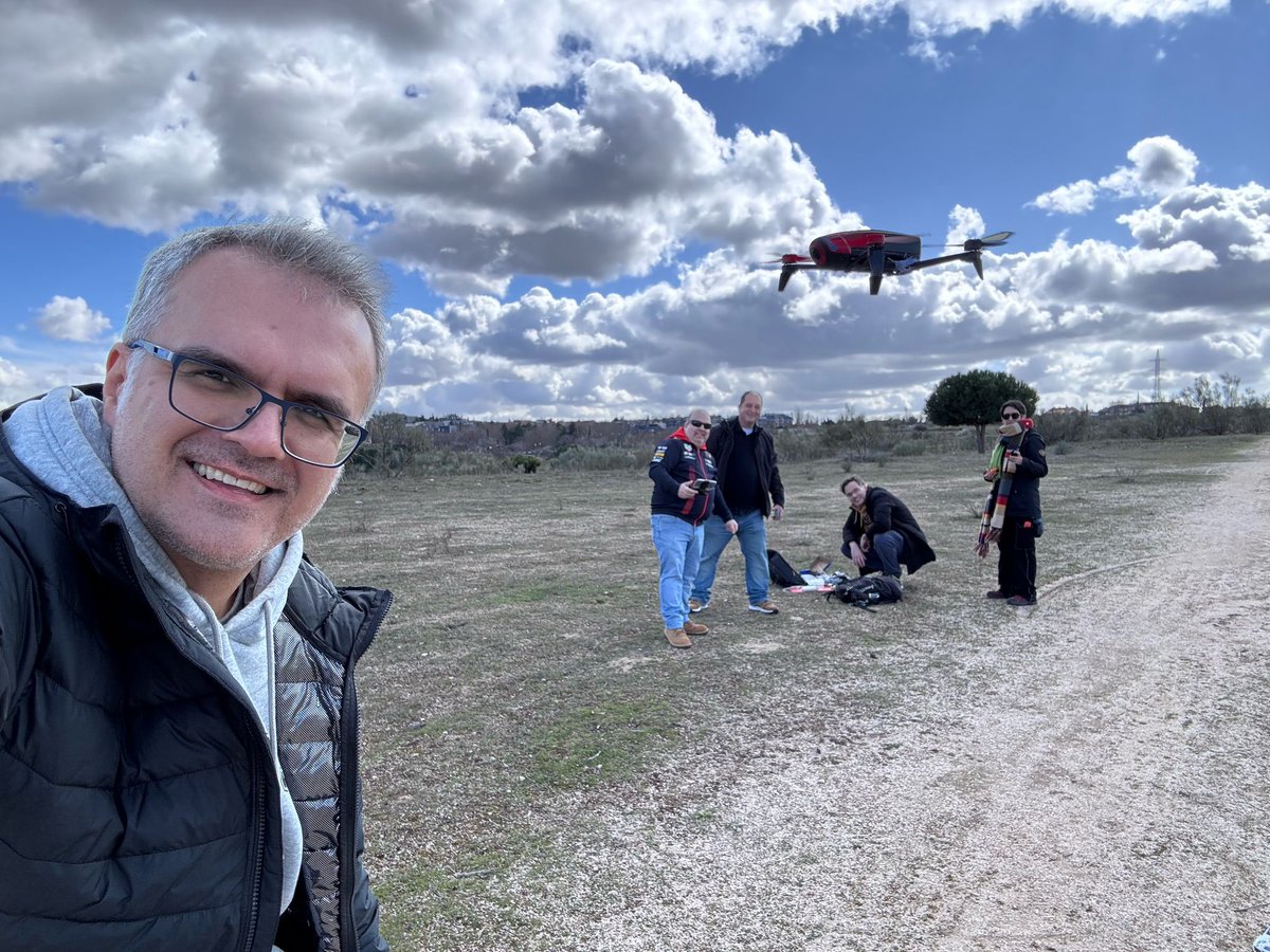 Flying #drones con <a href="/TaiksonTexas/">David Meléndez</a> <a href="/WiktorNykiel/">Wiktor Nykiel</a> &amp; more