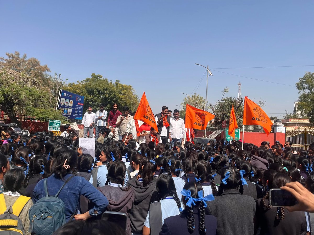 चित्तौड़ प्रांत के बिजयनगर में छात्राओं के साथ हुए जघन्य यौन शोषण और जबरन मतांतरण के प्रयास के खिलाफ अभाविप ने प्रांतभर में विभिन्न नगर इकाइयों में दोषियों पर कठोर कार्रवाई की मांग को लेकर विरोध प्रदर्शन किया।