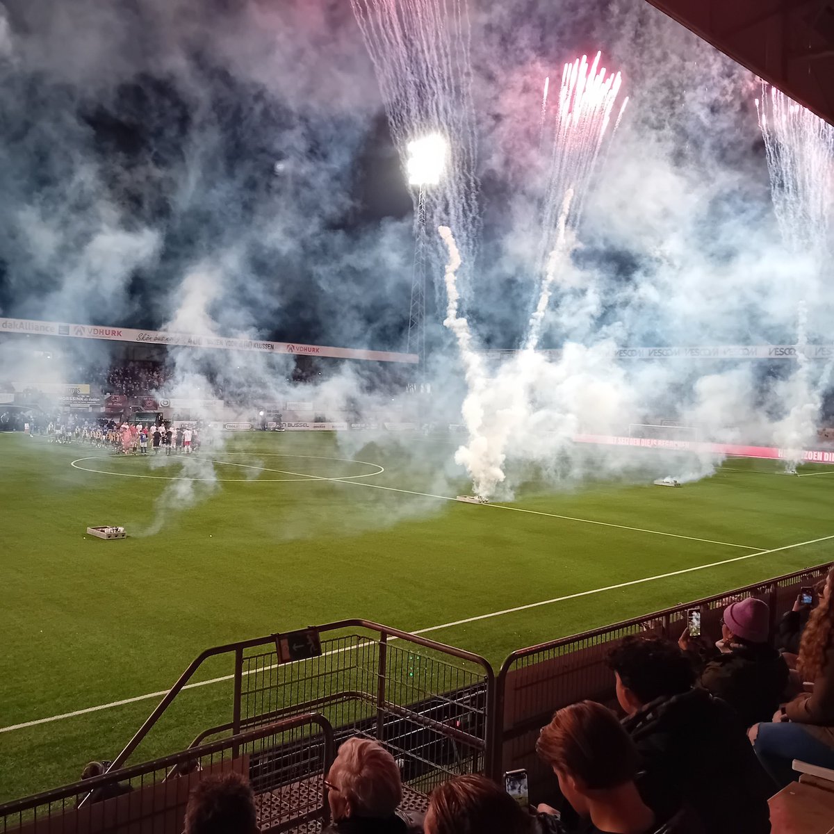 hvdwetering1969's tweet photo. Een leuke avond in Helmond. Van alles er op en er aan. Gezellig feestje nadien.
Jammer van de nieuwbouw is dat er enkel 2 lange zijdes zijn met een graswand achter de goal..
#debraak #helvit https://t.co/yAo8lJQW7c