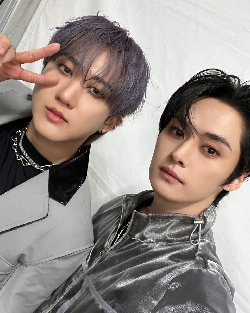 ADDButterfly's tweet photo. Who and What in @Stray_Kids
Who caught ur attention first - Hyunjin
First bias - HAN
Bias now - Binnie, HAN
Bias wrecker - Lee Know
Fav album - NoEasy
Fav mv - Side Effects
Fav b-side - TatH, TA, Super Board, HeyDay, ALL IN 
Fav content - SKZCode
Fav era - NoEasy, ATE, HOP https://t.co/5N7KMfGrGu