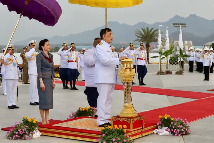 queensuthida's tweet photo. พระบาทสมเด็จพระเจ้าอยู่หัว และ สมเด็จพระนางเจ้าฯ พระบรมราชินี เสด็จพระราชดำเนิน ไปทรงเปิดโรงเรียนนายเรืออากาศนวมินทกษัตริยาธิราช และพระบรมราชานุสาวรีย์ พระบาทสมเด็จพระบรมชนกาธิเบศร มหาภูมิพลอดุลยเดชมหาราช บรมนาถบพิตร ณ อ.มวกเหล็ก จ.สระบุรี #เรารักสถาบันพระมหากษัตริย์ https://t.co/QwIROAeuoc