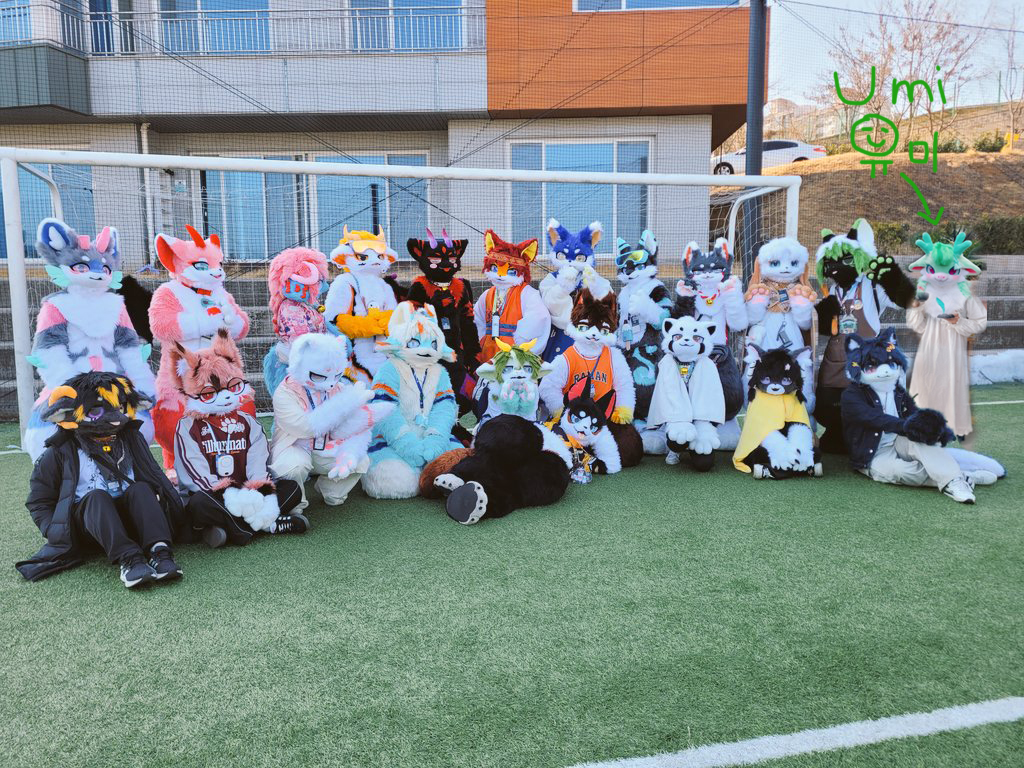 오른쪽에 못생긴 유미 넣었어요😂 이제야 시름 놓앗어!