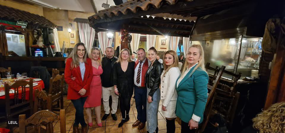 NMadrilenosPP's tweet photo. 👉🏻 Damos la enhorabuena a @PPteVallecas por una gran iniciativa para acercarnos a los madrileños de Bulgaria 🇧🇬 

Y especialmente a Silvena, resp. @NMadrilenosPP de la sede. 

Gracias por acercar a los  @nuevosmadrilenos que hacen vida en Madrid. En Madrid caben todos los acentos https://t.co/LBkkhcJjpS