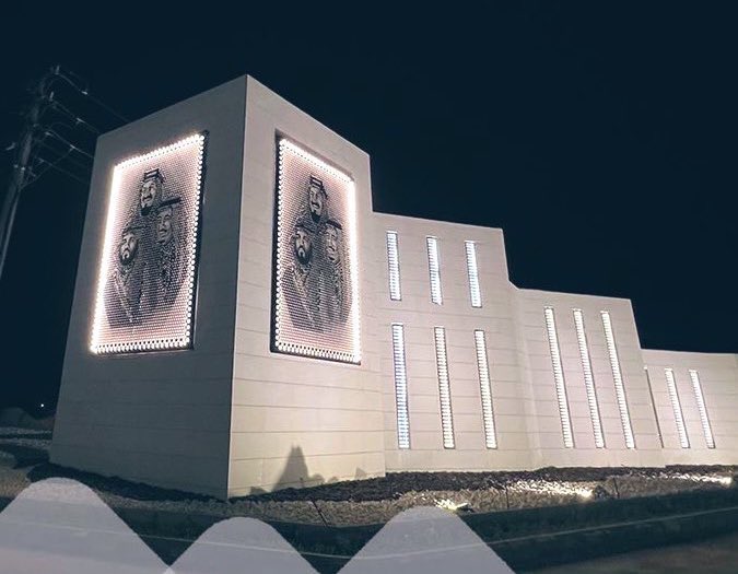 ابدعت بلدية محافظة الأسياح بتصميم وتنفيذ لوحة فنية رمزت فيها لعبقرية مؤسس وحنكة قائد ورؤية ملهم ، لقطة بصرية رائعة اختصرت ملاحم تاريخية وانجازات عصرية وآمال مستقبلية غرست  قيما وطنية وذكّرت ببيعة خالدة لقيادة رشيدة من شعب وفيّ في مملكة عز ونماء وعطاء 🇸🇦
 #يوم_التأسيس