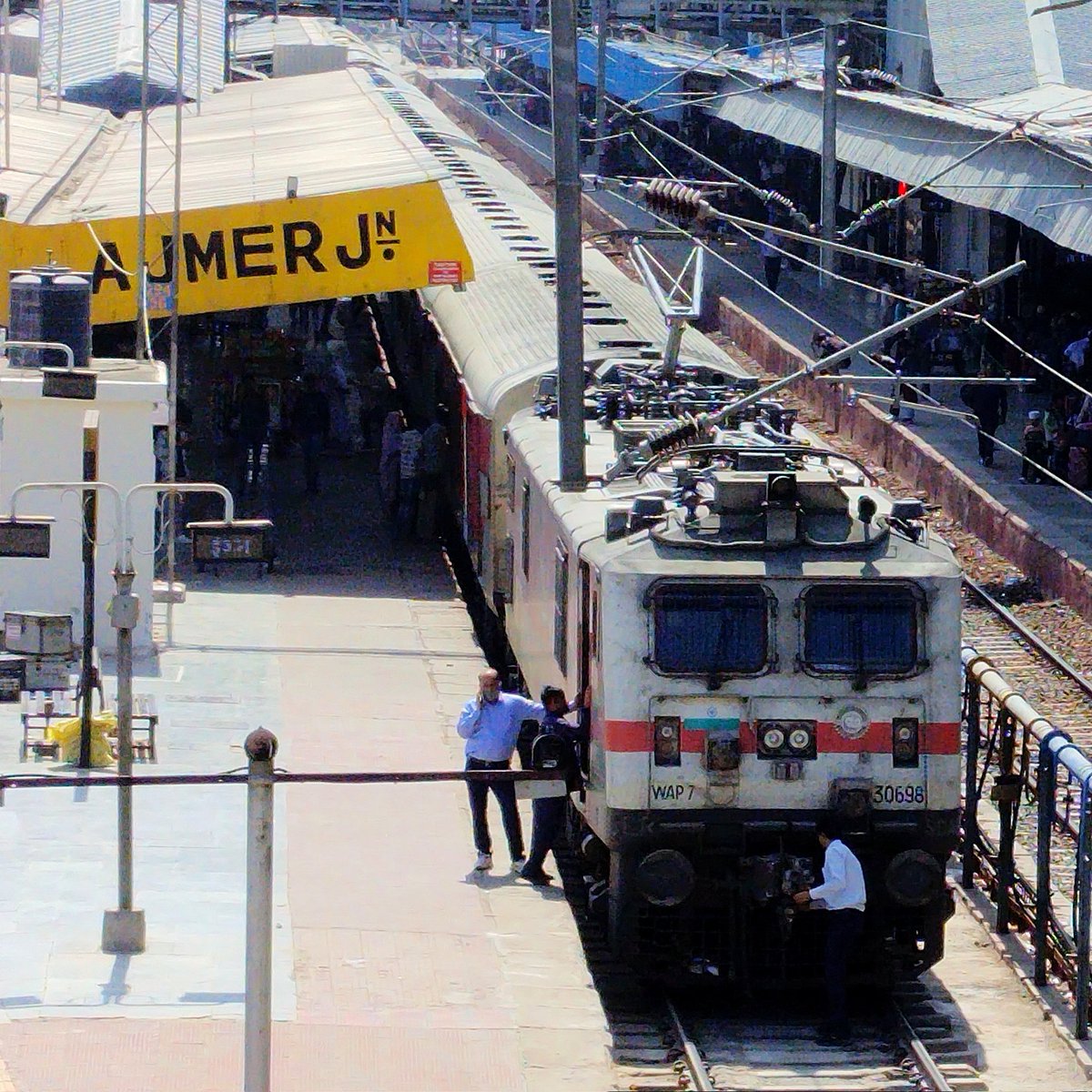Ajmer Sealdah SF Express 12988 is ready to depart on time from Platform 2 of ajmer Junction (22/02/2025) <a href="/NWRailways/">North Western Railway</a> <a href="/RailMinIndia/">Ministry of Railways</a> <a href="/DrmAjmer/">DRM AJMER</a>