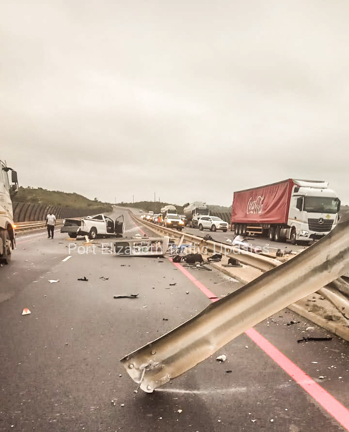 trafficupdatePE's tweet image. This morning 2 people passed away when the vehicle they were in overturned on the Van Stadens Bridge - 3 occupants were transported to hospital @GardmedPE @RelayEms @@AlgoaFMNews @AlgoaFM @bayfmofficial @_ArriveAlive @EP_Media24 @HeraldNMB