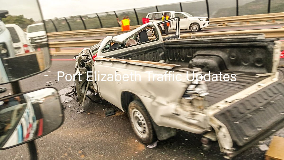 trafficupdatePE's tweet image. This morning 2 people passed away when the vehicle they were in overturned on the Van Stadens Bridge - 3 occupants were transported to hospital @GardmedPE @RelayEms @@AlgoaFMNews @AlgoaFM @bayfmofficial @_ArriveAlive @EP_Media24 @HeraldNMB