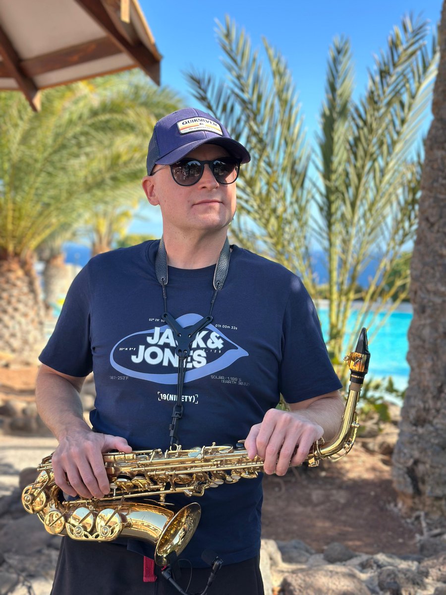 TapeFive's tweet image. Greetings from TAPE FIVE's favorite sax player Dimitrij Markitantov from Fuerteventura, where he is enviably splashing around in the ocean. #Fuerteventura #tapefive #saxophone #GoodVibes #musicians #woodwinds