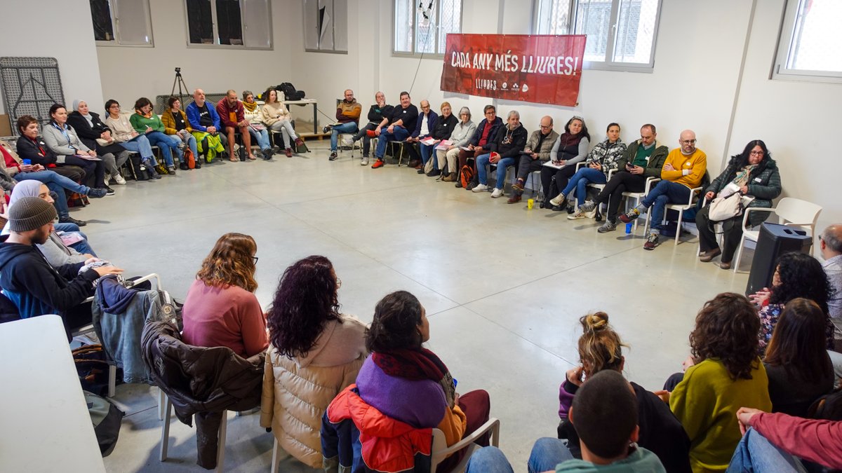 projectelliures's tweet photo. 📣 Més de 60 persones participen a la trobada de projectes #Lliures al Casal El Tallaret de Sabadell per teixir xarxa, compartir estratègies i enfortir lluites col·lectives.

💪 Impulsem propostes des de baix per revertir les desigualtats i transformar realitats. https://t.co/aPmxlqb1xs