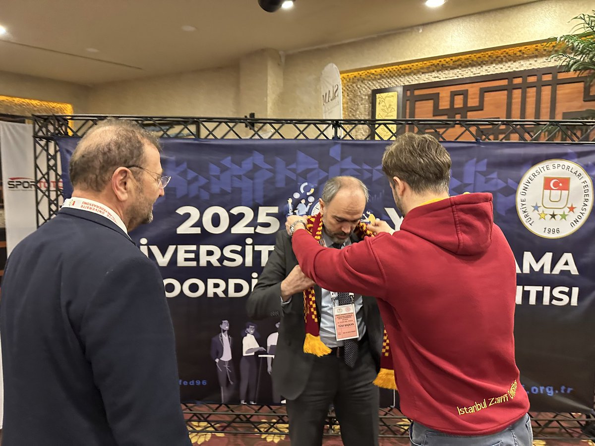 TÜSF Başkanı’na Hediye Takdimi🧣

Türkiye Üniversite Sporları Federasyonu tarafından Antalya’da düzenlenen Türkiye Koordinasyon Toplantısı’ndayız. TÜSF Başkanımız <a href="/MutluTurkmen/">Mutlu Türkmen</a>’e İZÜ atkısı hediye edilerek üniversitemize davet edildi.

Yeni başkan ile yeni bir dönem başlıyor…