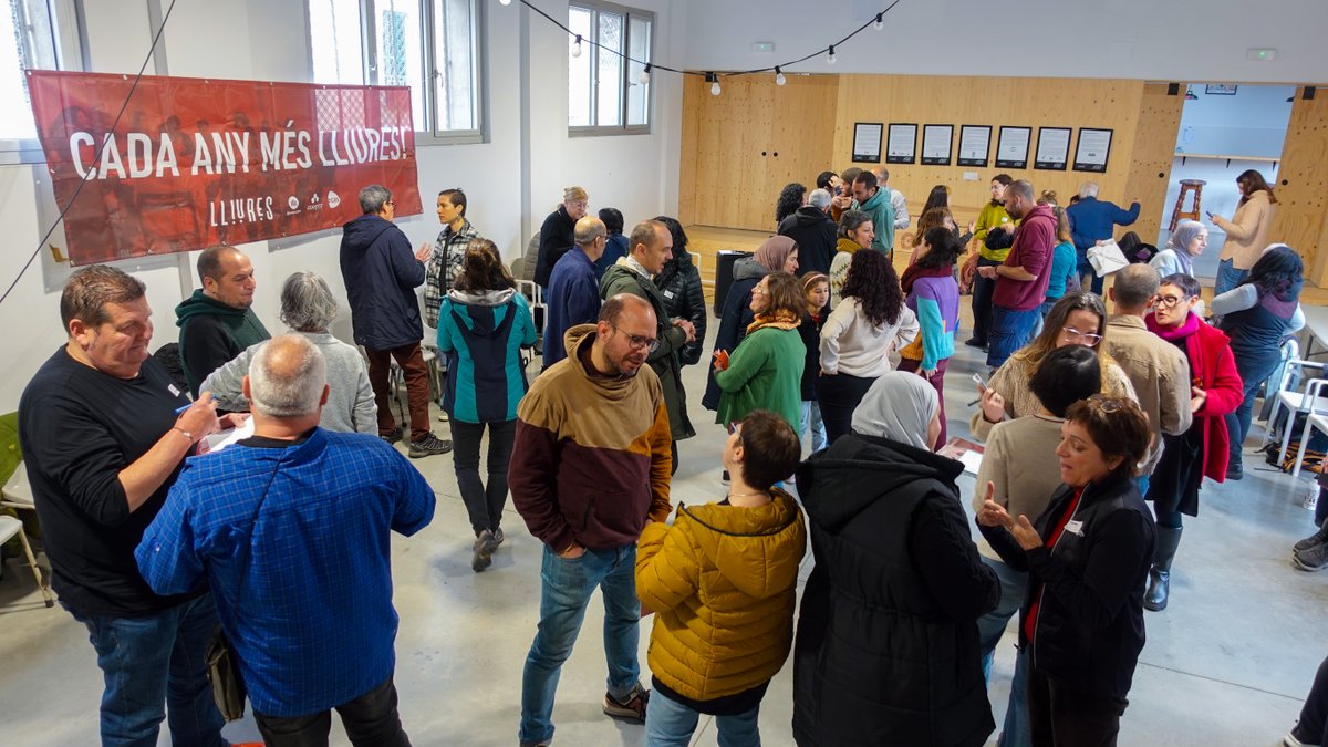 📣 Més de 60 persones participen a la trobada de projectes #Lliures al Casal El Tallaret de Sabadell per teixir xarxa, compartir estratègies i enfortir lluites col·lectives.

💪 Impulsem propostes des de baix per revertir les desigualtats i transformar realitats.
