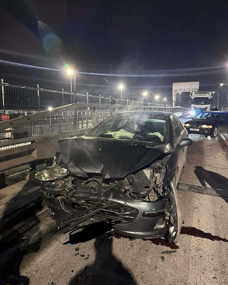 มีคนเคยพูดไว้ว่า 

ทุกครั้งที่เห็น Volvo ถูกชนบนถนน
จะต้องมีอีกคันนึงที่เจ็บหนักกว่าอยู่เสมอ 

V60 ผู้โชคร้าย
และรถที่ชนท้ายที่น่ารัก