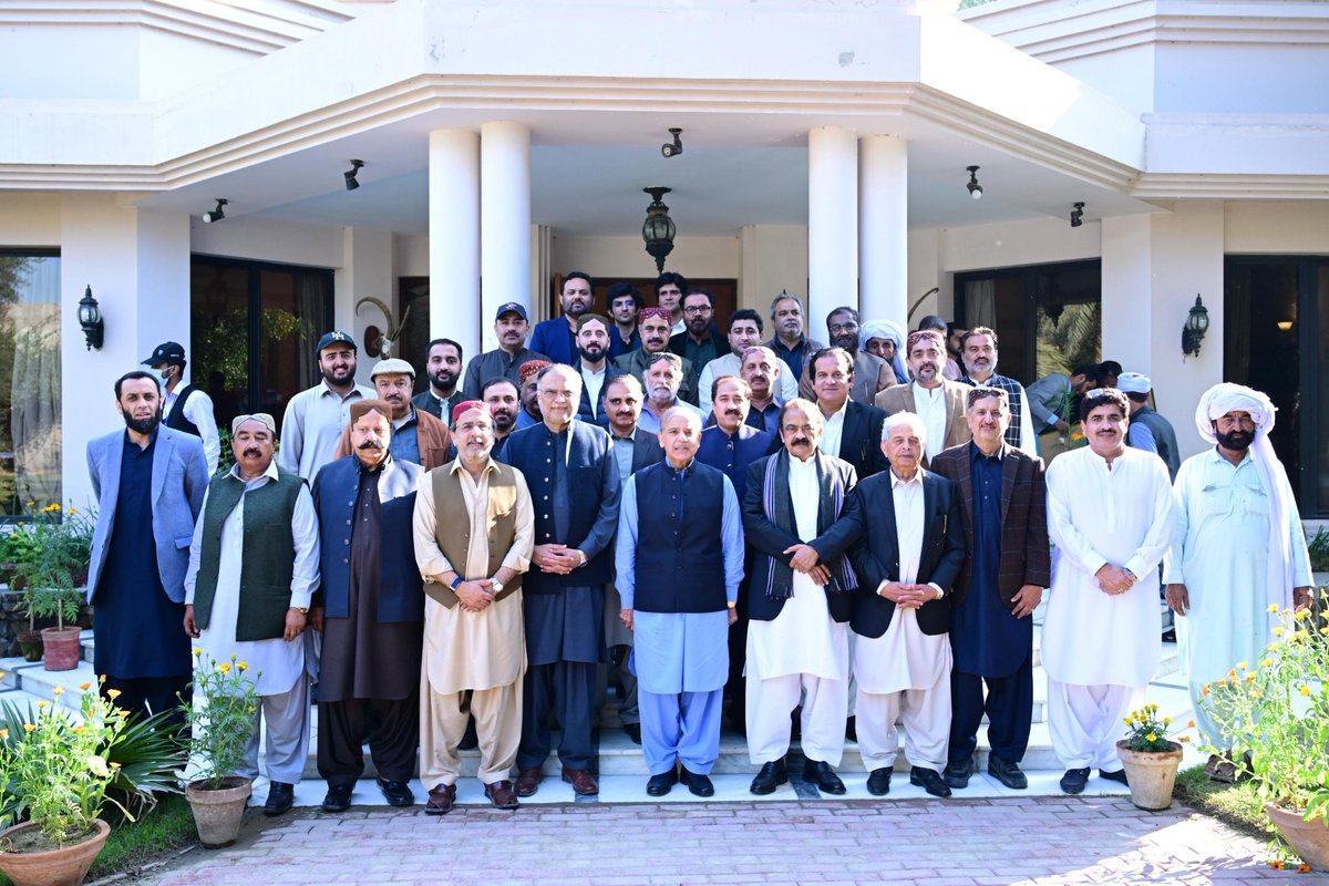 وزیراعظم کی شرکاء کو عوامی فلاح و بہبود کے لیے متحرک کردار ادا کرنے کی تلقین

ملاقات میں متعلقہ حلقوں اور علاقے  کے ترقیاتی  امور کے حوالے سے گفتگو

#PMShehbazInDGKhan