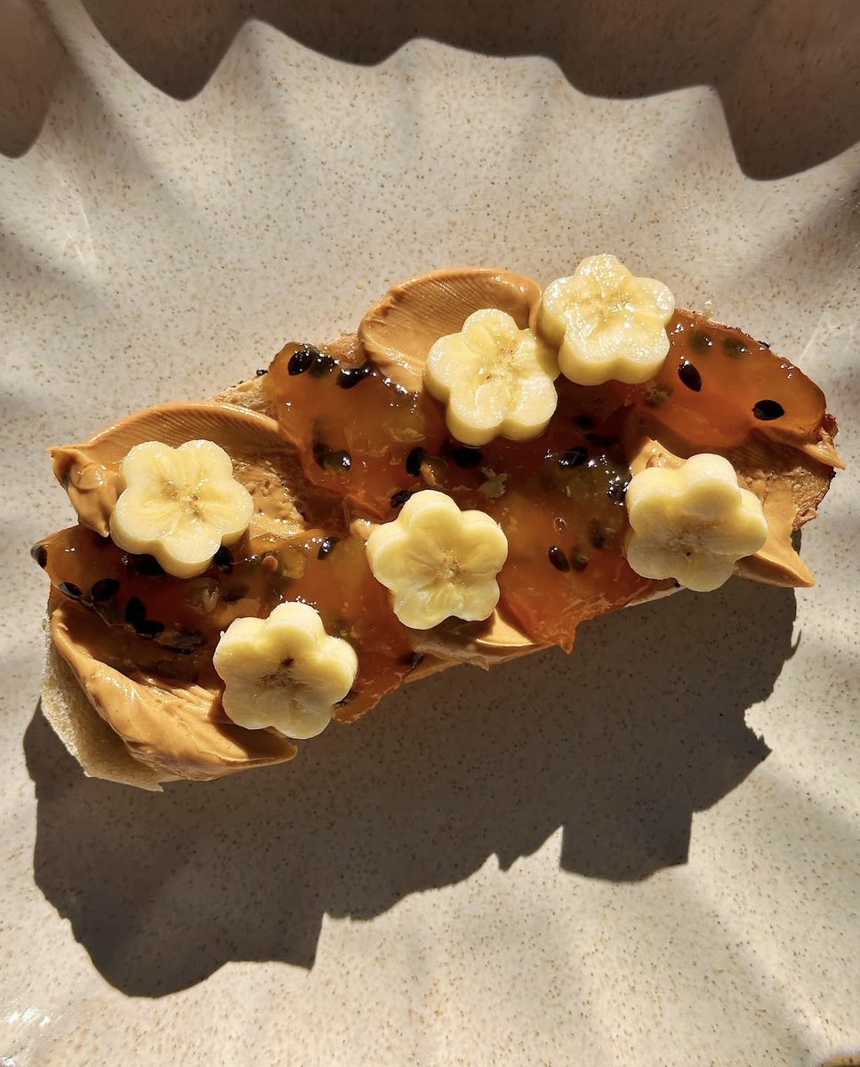 Did you know: The prebiotics in bananas feed our good gut bacteria. 🍌 Learn how to nourish your microbiome in the Gut Health Guide: 5 Tips to Boost Your Immunity &amp; Gut Health: tinyurl.com/2prj6fb5