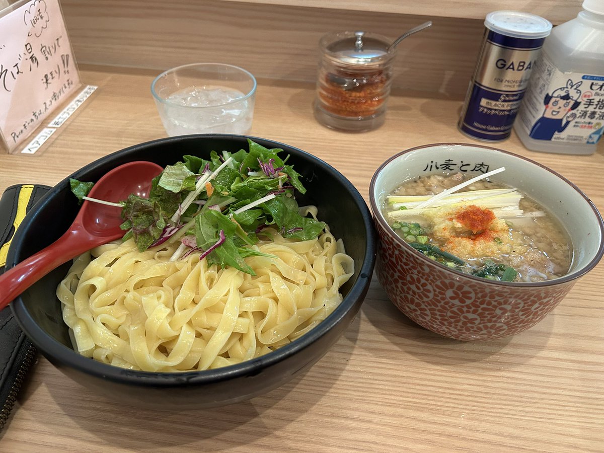 ngrkcl's tweet image. 新宿御苑周辺はらーめん激戦区なのでどこもおいしい。麺量少なめでも200g。背脂生姜サラダつき。満腹でした。
#IDDM
#T1D