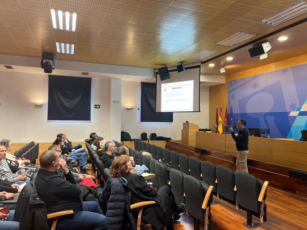 SEMESMadrid's tweet photo. Finalizando el #ERC #educationalinstructorday de @RCPSEMES, el primero que desarrollamos en España desde nuestra sociedad, en Madrid con 70 instructores de #ALS #BLS #ILS #EPALS recertificados
Gracias a @SAMUR_PC y a CIFSE por las facilidades y la ubicación !! https://t.co/xsxZ5e2PQ5