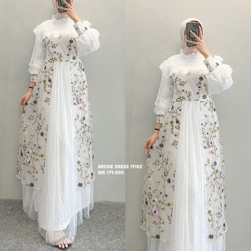 byunbaekhywn's tweet photo. nemu gamis cantik banget, elegan pula, warna putih tapi motifnya ada banyak. Rencana lebaran mau pake ini, bagus ga?  harganya juga cocok sih dikantong aku
 https://t.co/MEshBDToyk https://t.co/01bgc0fD9G