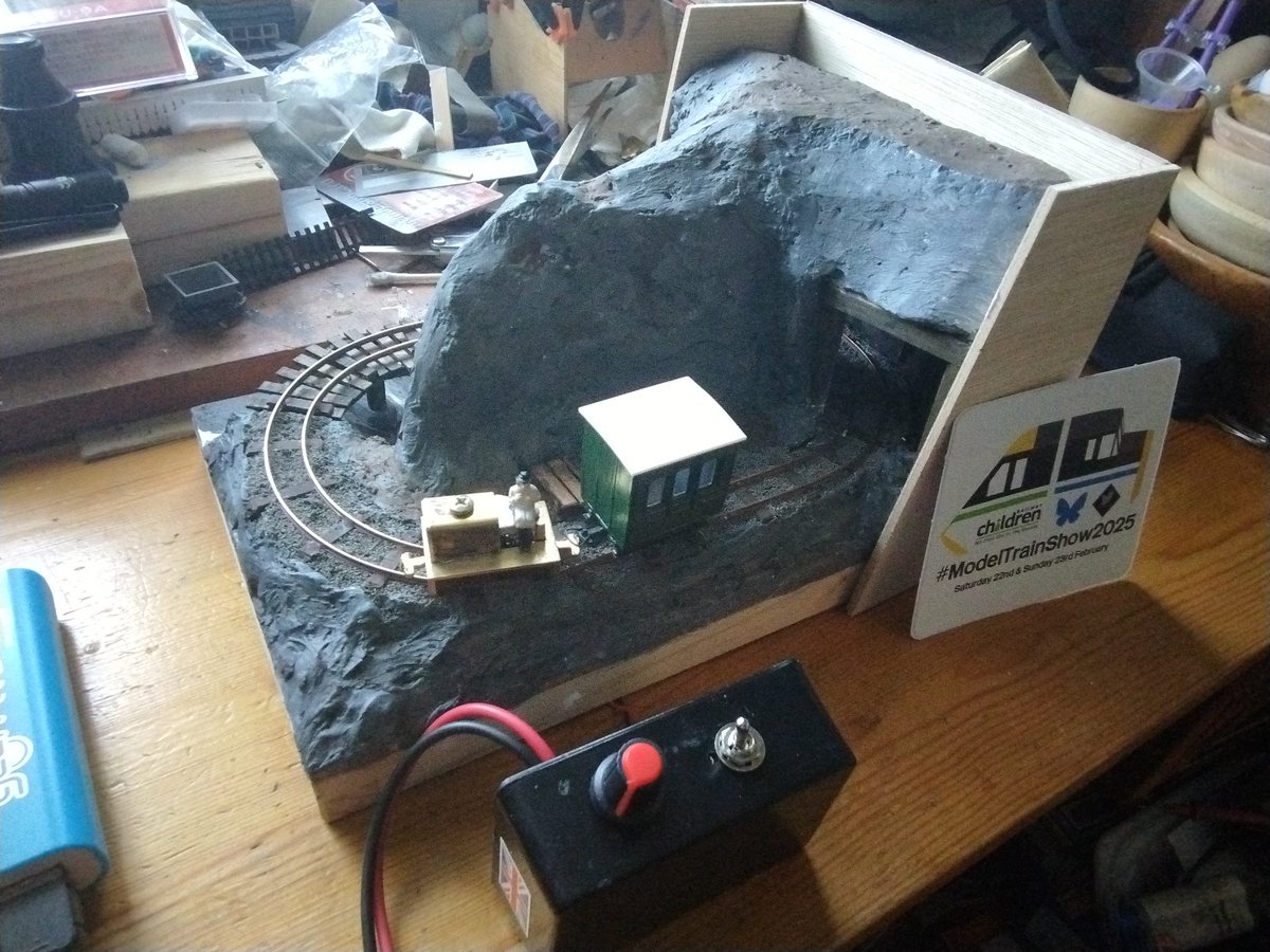 #ModelTrainShow2025 Welcome to my new layout, a massive 6" x 9" tail chaser in 009.  Still a work in progress.  Powered by a USB power bank, as the tiny motor in this locomotive is only rated for 4.5v.
#TMRGUK