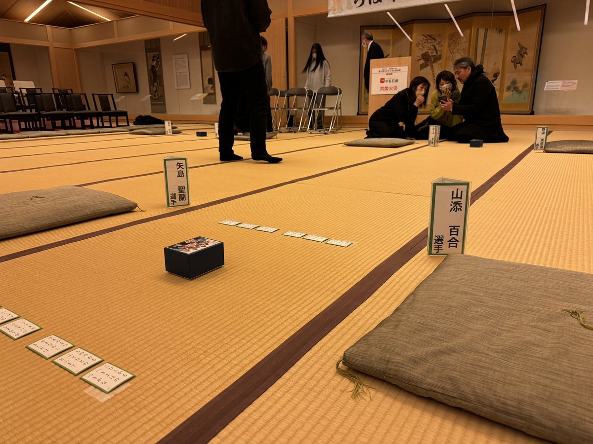 嵐山文華館の会場設営準備も進んでて、明日の決戦の備えはバッチリです‼️ちはやふる基金で作ってもらった公式の札が、一回戦の4試合で使われます。
#ちはやふる小倉山杯 