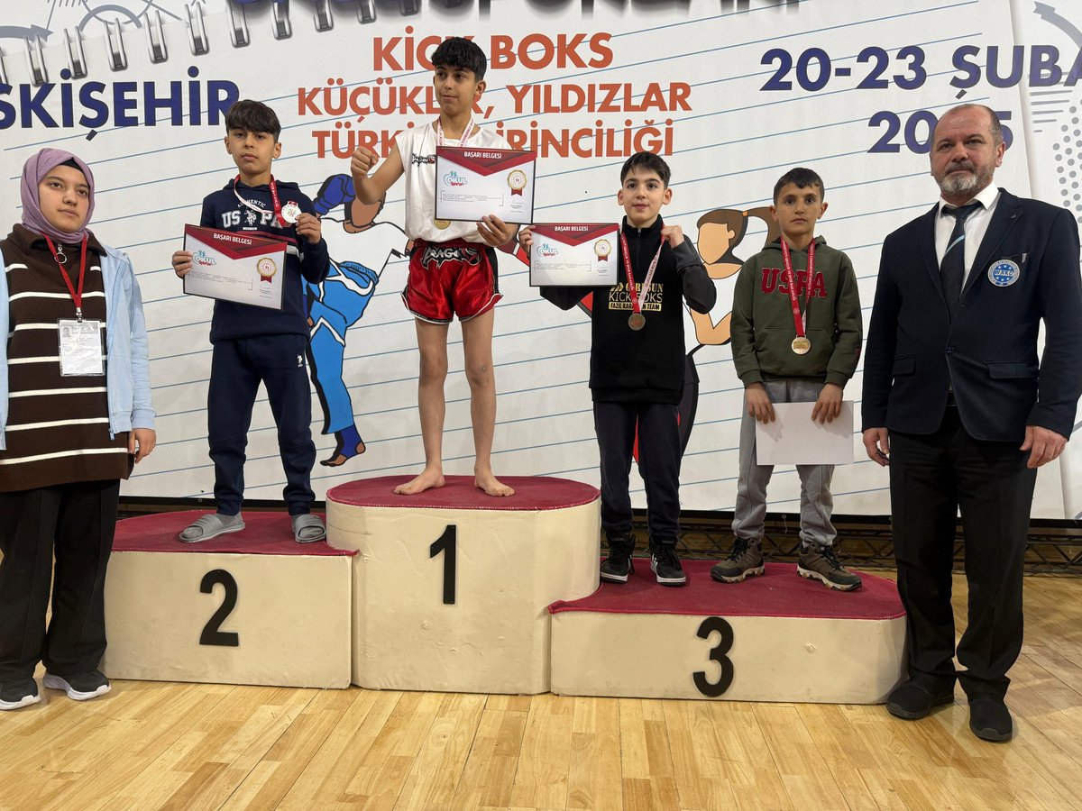 Diyarbakirmem's tweet photo. 🥇 Cemil Özgür Ortaokulu’ndan Büyük Başarı! 🥊🏆

Eskişehir’de düzenlenen Türkiye Kick Boks Şampiyonası’nda Cemil Özgür Ortaokulu öğrencimiz Abdullah Çetinkaya, Kick Light Contact 32 kg kategorisinde mücadele ederek büyük bir başarıya imza attı! 💪🎉

Öğrencimizi ve emeği geçenleri tebrik ediyor, başarılarının devamını diliyoruz.👏

@tcmeb @Yusuf__Tekin 
@vali_zorluoglu @Murat4Kucukali