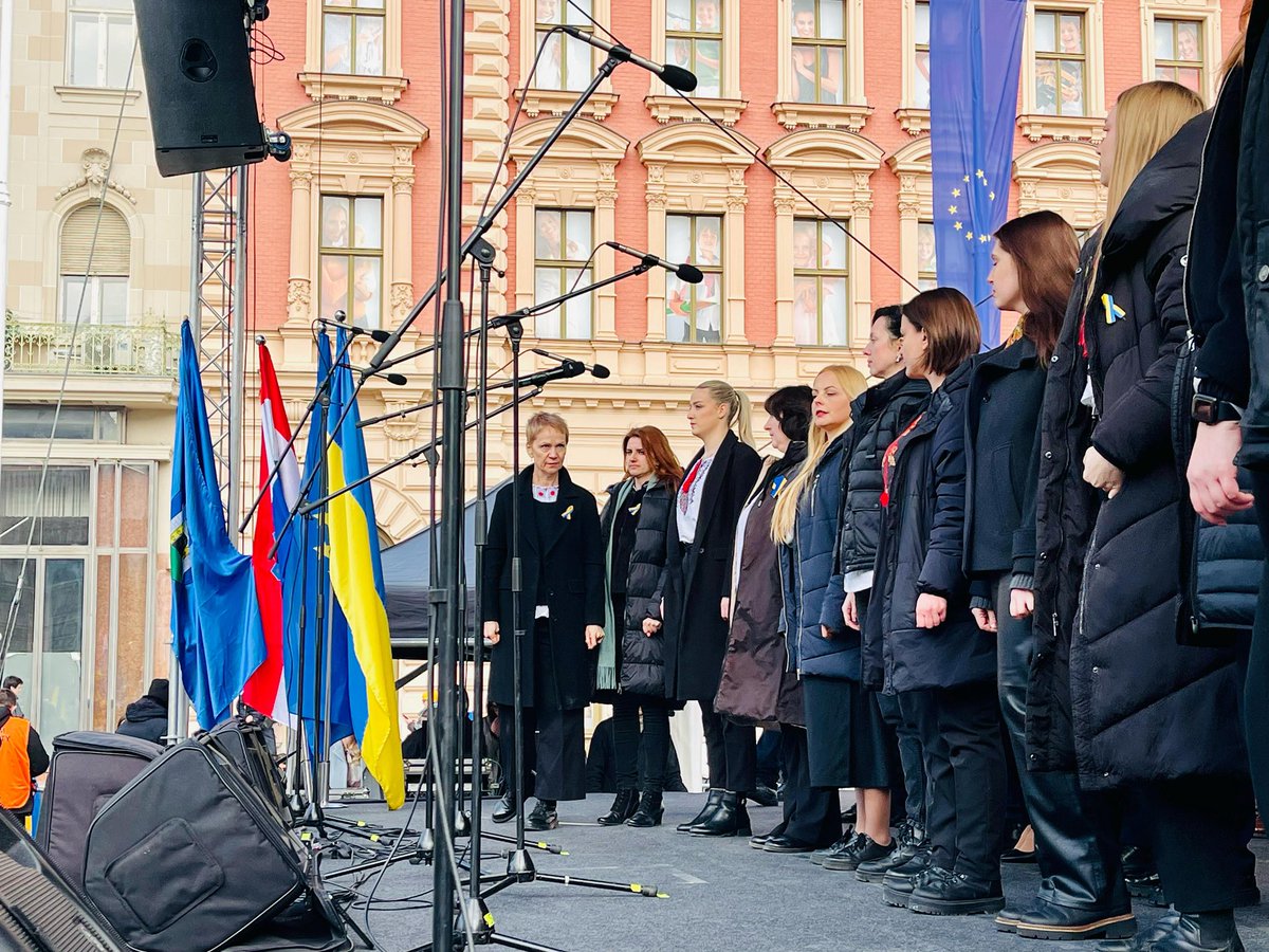 Europska komisija u Hrvatskoj (@ek_hrvatska) on Twitter photo 🇪🇺 podržava pravedan i dugotrajan mir u 🇺🇦! Ukrajina je dio europske obitelji. Njezina sigurnost je i europska sigurnost! <a href="/zrinkaujevic/">Zrinka Ujevic</a>
Danas u Zagrebu podrška MeP, 🇭🇷 ministara, 🇪🇺🇺🇦🌏veleposlanika, Sabora, građana i <a href="/ttomasevichr/">Tomislav Tomašević</a>
#EUsolidarity #StandWithUkraine 🇪🇺 podržava pravedan i dugotrajan mir u 🇺🇦! Ukrajina je dio europske obitelji. Njezina sigurnost je i europska sigurnost! <a href="/zrinkaujevic/">Zrinka Ujevic</a>
Danas u Zagrebu podrška MeP, 🇭🇷 ministara, 🇪🇺🇺🇦🌏veleposlanika, Sabora, građana i <a href="/ttomasevichr/">Tomislav Tomašević</a>
#EUsolidarity #StandWithUkraine