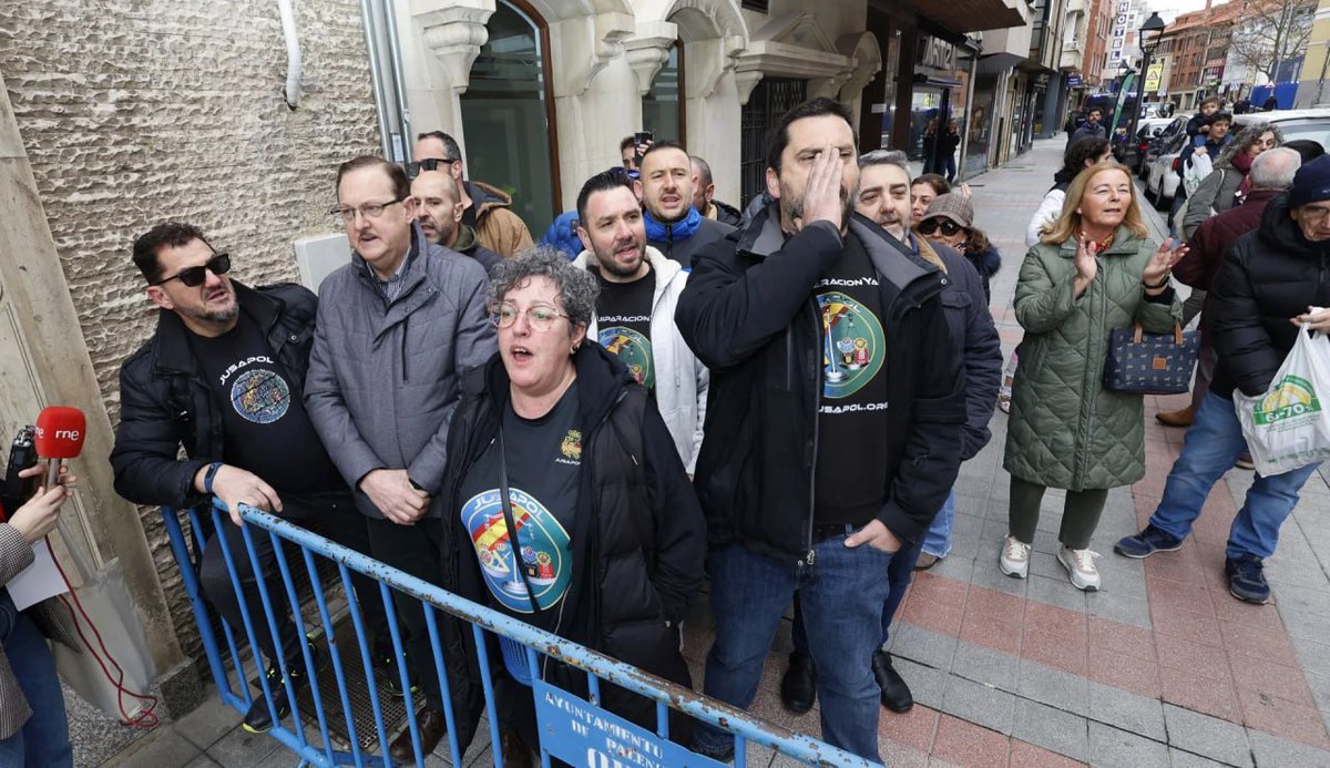 jusapol's tweet photo. Hoy, el Presidente del Gobierno ha dicho que la IGUALDAD es sinónimo del Partido Socialista Obrero Español.

Le hemos REGALADO un poco de música para sus oídos,

📢 EQUIPARACIOON 
📢 EQUIPARACIOON

La IGUALDAD SALARIAL entre policías NO EXISTE‼️

https://t.co/NgeZeLWqPz

Gracias a que INCUMPLIÓ su promesa.

#EquiparacionYa
#JubilacionDignaYa
#ProfesionDeRiesgoYa 
@nortecastilla JUSAPOL 🏴