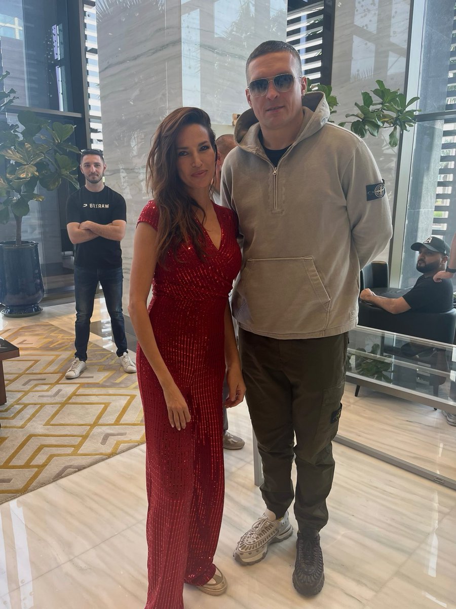 JoAnkierTV's tweet photo. It’s fight night! And I am very feel 😎 @usykaa 🥊 @BoxingNow_ https://t.co/tNgdLQJ68Z