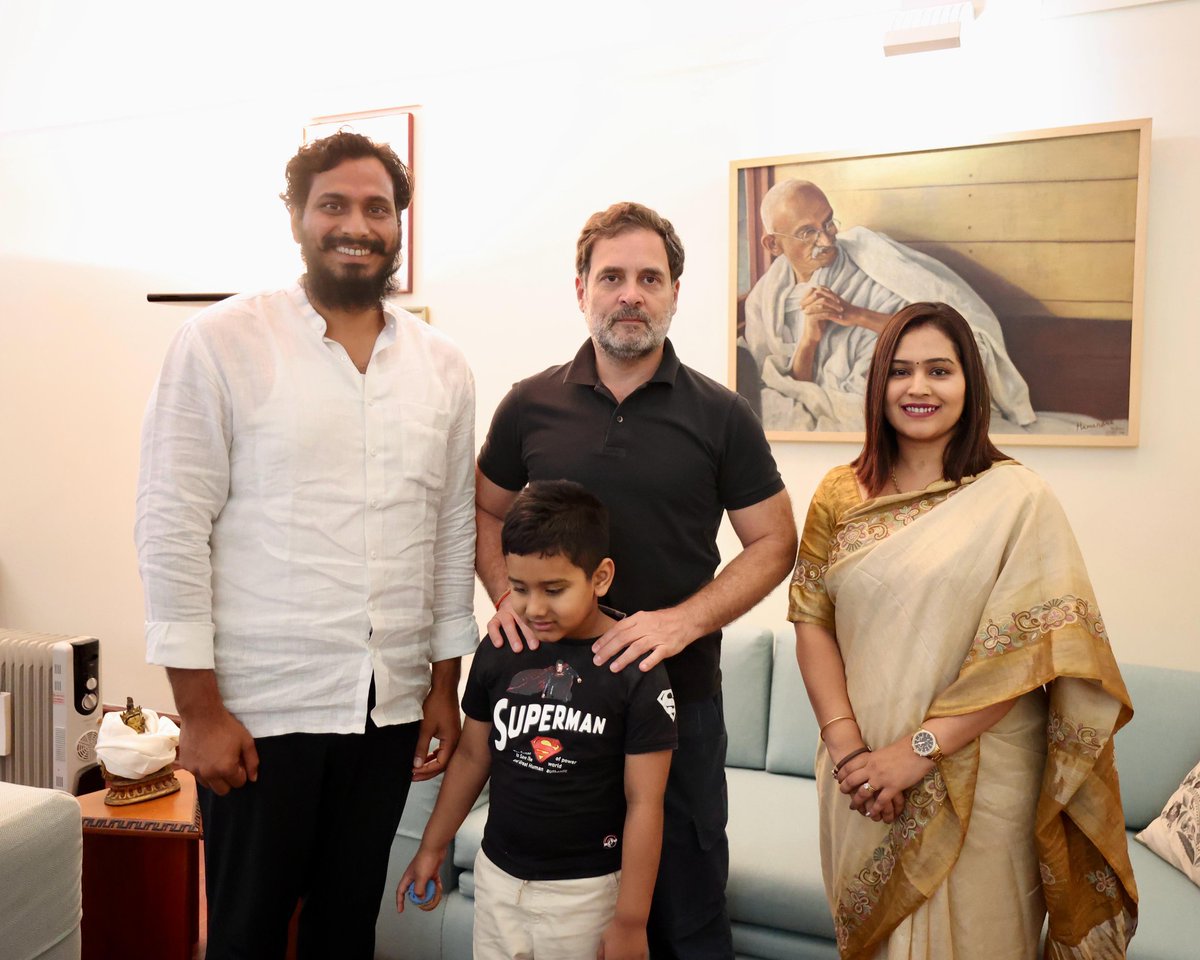 Devendra_1925's tweet photo. 192 दिनों की जेल यात्रा के बाद आज नई दिल्ली में हमारे नेता, लोकसभा नेता प्रतिपक्ष आदरणीय श्री राहुल गांधी जी से मुलाकात की..

बाबा साहब के दिखाए रास्ते पर चलते हुए देश से नफरत की राजनीति को खत्म करने आपने जो बीड़ा उठाया है वही मेरा आदर्श है।

आज देशभर में किसान, मजदूर आदिवासी, दलित, महिलाओं युवाओं का हक छीना जा रहा है, उनके अधिकारों के लिए लगातार कांग्रेस पार्टी लड़ती आई है

आगे भी आपके नेतृत्व में यह न्याय की लड़ाई हम लड़ते रहेंगे
@RahulGandhi @INCIndia @INCChhattisgarh