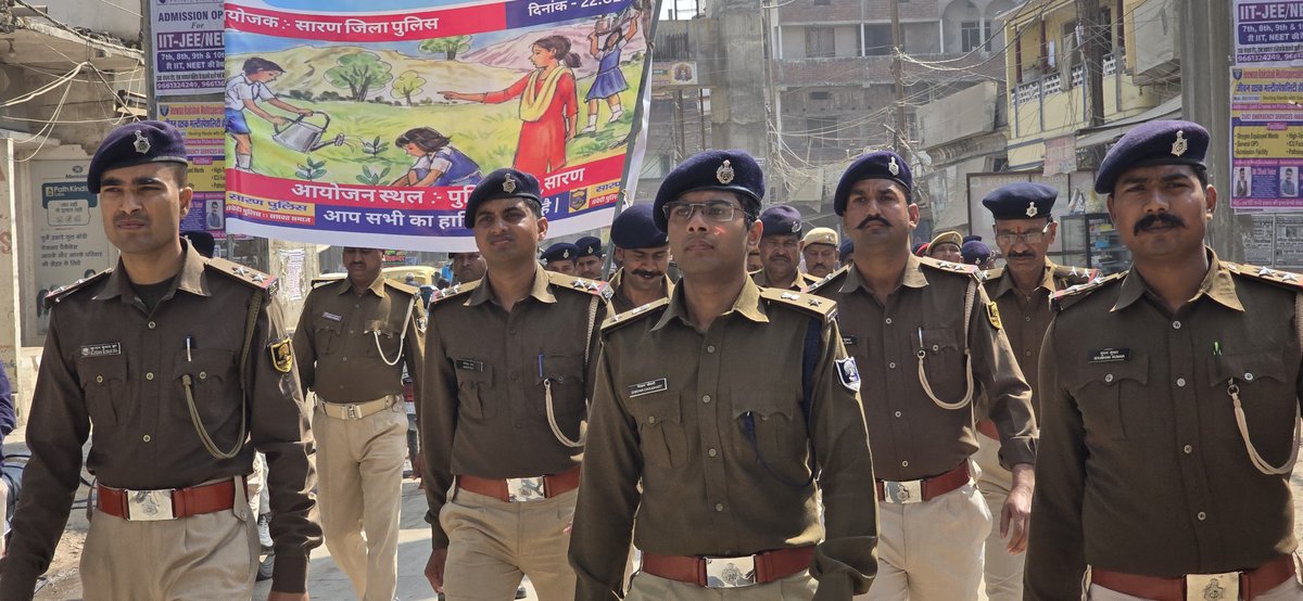 SaranPolice's tweet photo. आज दिनांक-22.02.2025 को पुलिस अधीक्षक (ग्रामीण), सारण द्वारा पुलिस केन्द्र, सारण में #झंडोतोलन कर #बिहार_पुलिस_सप्ताह-2025 का #उद्घाटन किया गया। इस दौरान #नशा_मुक्ति को लेकर प्रभात फेरी आयोजित की गयी।
#SaranPolice #BiharHomeDept #HainTaiyaarHum #BiharHomeDept #biharpoliceweek https://t.co/BUzPOnw3Yx