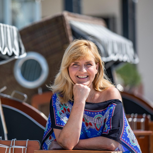 "Htjeli mi to priznat ili ne, našim generacijama ipak nedostaje onaj mir i sigurnost koju smo imali u JUGOSLAVIJI."

Sanja Doležal - NOVI FOSILI