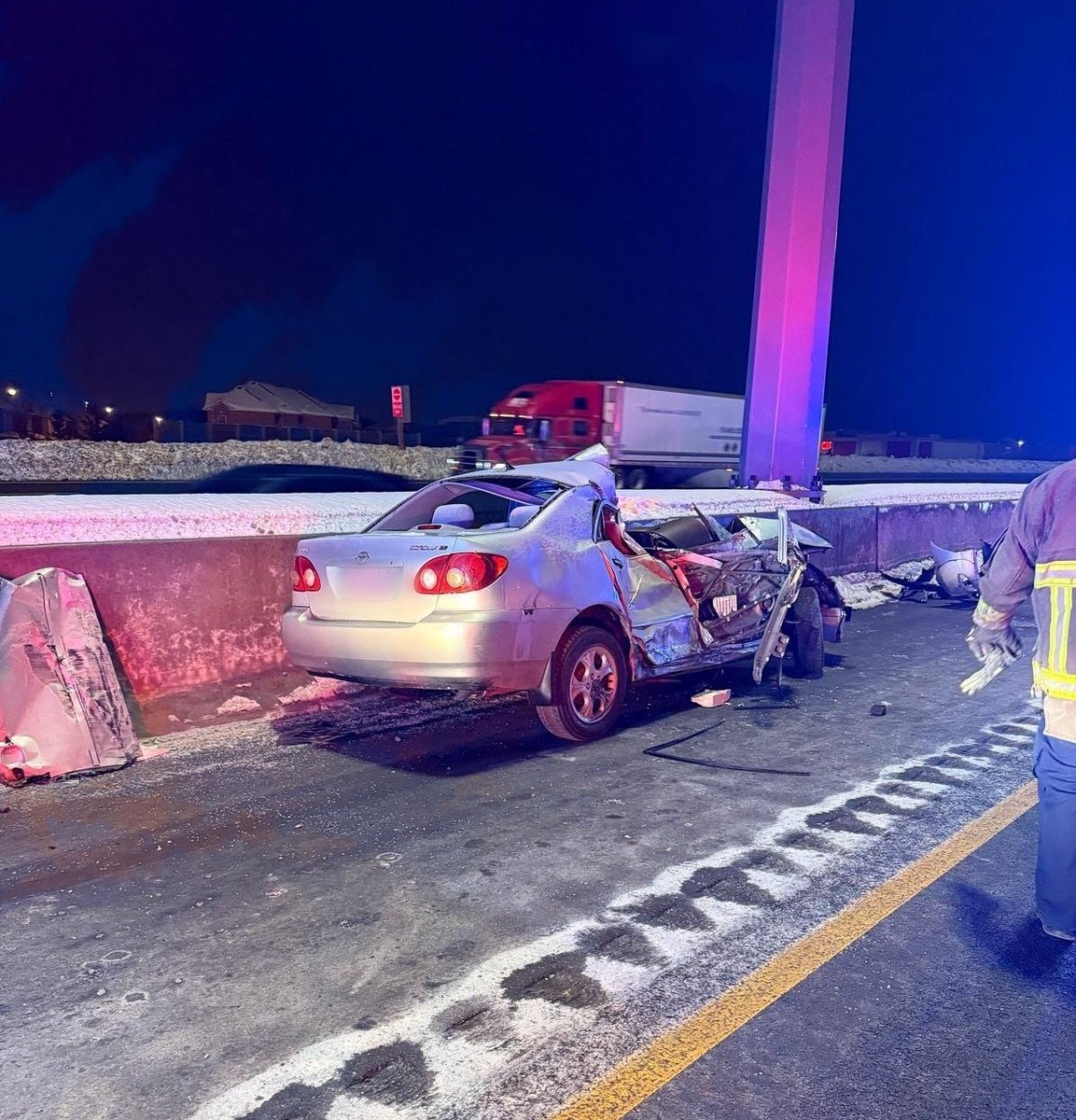 Appealing for witnesses after a white tractor trailer fled the scene of a two vehilce crash, that sent two people to the hospital. 
WB #Hwy401 between James Snow Pkwy and Hwy 25 - Sat Feb 22, 5:15 am.
Witnesses are asked to call #MississaugaOPP 905-858-8670 ^ks