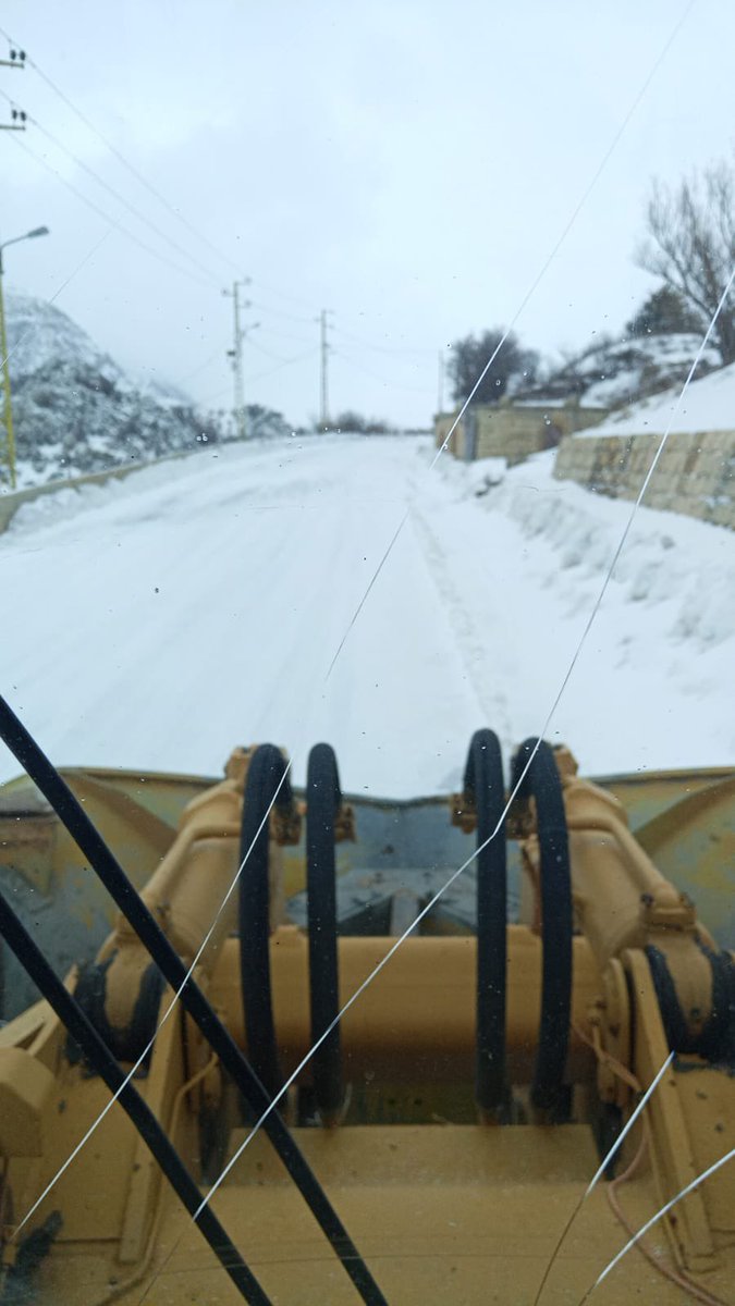 mopwleb's tweet photo. #StormAdam ❄️🌨️
#Ministry_of_Public_Works_and_Transport teams are working nonstop to clear snow across Lebanon and keep the Mdeyrej–Dahr al-Baidar–Chtoura highway open 🚜🛣️. Follow safety guidelines 🚦⚠️
Keeping roads open is key to staying on the move through the storm! 🚗🚛 https://t.co/LEwD463LpV