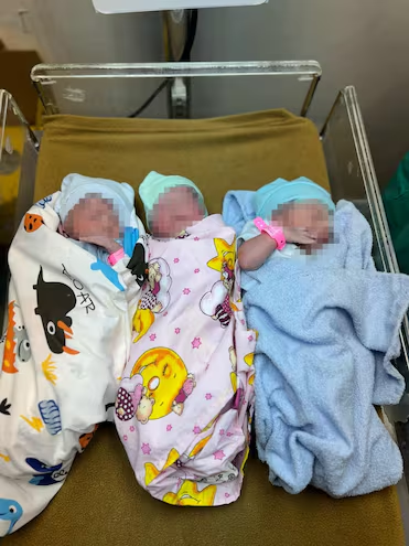 delpynews's tweet photo. ▶️¿NO TIENE CORAZÓN? | 😭

Trillizos fueron abandonados por su padre y ahora viven de la solidaridad de los médicos del Hospital de Clínicas.🏥

La madre se declaró insolvente y mencionó que el padre "apagó" el celular y no apareció.🤦‍♂️

Los bebés, que nacieron prematuros, están internados y necesitan ropitas, pañales, cunas, elementos de higiene y leche maternizada.🍼

Vía: ABC Color