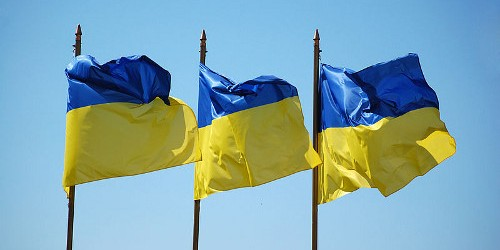 DirtyHarry_tv's tweet photo. Das sollten die Wähler erst nach der Bundestagswahl erfahren: Neues Milliardengeschenk für Kiew

Auf die Nachricht von den bevorstehenden  Ukraine-Friedensverhandlungen zwischen Washington und Moskau reagiert  die Kriegspartei in Europa mit Panik. Jetzt berichtete der  US-Wirtschaftsnachrichtendienst „Bloomberg“, daß die EU offenbar ein  milliardenschweres Paket zum Ankauf von Kriegsgerät für Kiew schnürt.  Wörtlich schreibt „Bloomberg“: „Europäische Regierungsvertreter arbeiten  an einem neuen, umfangreichen Paket zur Erhöhung der  Verteidigungsausgaben und zur Unterstützung Kiews, während Präsident  Donald Trump auf ein schnelles Ende des Krieges in der Ukraine drängt.“

Abonniere @DirtyHarry_tv  jetzt:
 >> Die starke Stimme für deutsche Interessen <<

Dann vertraut das Portal seinen Lesern noch ein brisantes Detail an:  „Die Ausgabenpläne werden erst nach der deutschen Wahl am 23. Februar  bekannt gegeben, um Kontroversen vor der Abstimmung zu vermeiden, so  über die Pläne informierte Regierungsvertreter.“

Nur: die europäischen Spitzenpolitiker, die am Montag zu einem  Krisentreffen in Paris zusammentrafen und ihre Pläne dort präzisieren  wollten, hatten nicht mit der Geschwätzigkeit ihrer deutschen  Ministerkollegin Baerbock gerechnet. Sie plauderte schon am Rande der  Münchner Sicherheitskonferenz munter aus, daß es bei dem Rüstungs-Paket  für die Ukrainer um eine Größenordnung von rund 700 Milliarden Euro  geht: „Wir werden ein großes Paket auf den Weg bringen, das es in dieser  Dimension noch nie gegeben hat“, sagte Baerbock, und: „Das wird in  naher Zukunft kommen.“

Baerbock lieferte auch gleich den passenden Vergleichsmaßstab mit und  referierte: „Seit der russischen Vollinvasion haben wir Europäer die  Ukraine mit insgesamt über 134 Milliarden Euro unterstützt, Deutschland  allein mit fast 44 Milliarden Euro.“ Im Vergleich zum geplanten  700-Milliarden-Paket sind das überschaubare Größenordnungen – doch jetzt  brauche es eine „große gemeinsame Kraftanstrengung, um unseren Frieden  und Wohlstand zu sichern“. Das neue Paket soll vor allem durch neue  Schulden finanziert werden.

Folgt dem Telegram Kanal:
https://t.co/mZBgfgmN0b