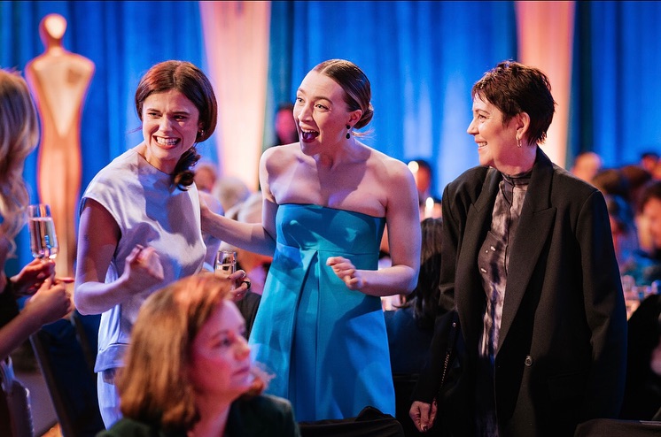AlisonJOliverBR's tweet photo. Alison Oliver e Saoirse Ronan na plateia do #IFTAs durante a cerimônia deste ano.💜 https://t.co/RLdUWkwLwO