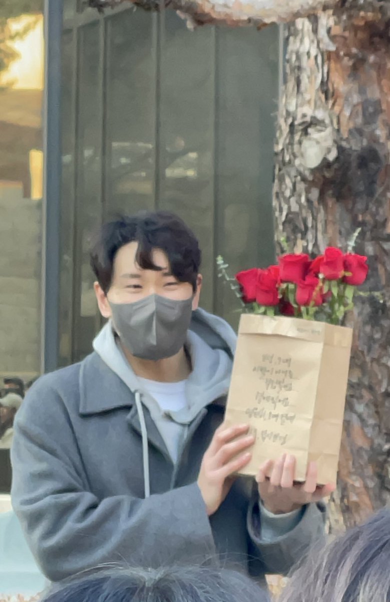 serendipit1227's tweet photo. 2025.02.22
시라노 자둘자막

자첫과 자막을 쌀라노와 함께🌾
막공 시라노 퇴근길 속
꽃을 든 남자🌹 https://t.co/BFYTnVRAF7