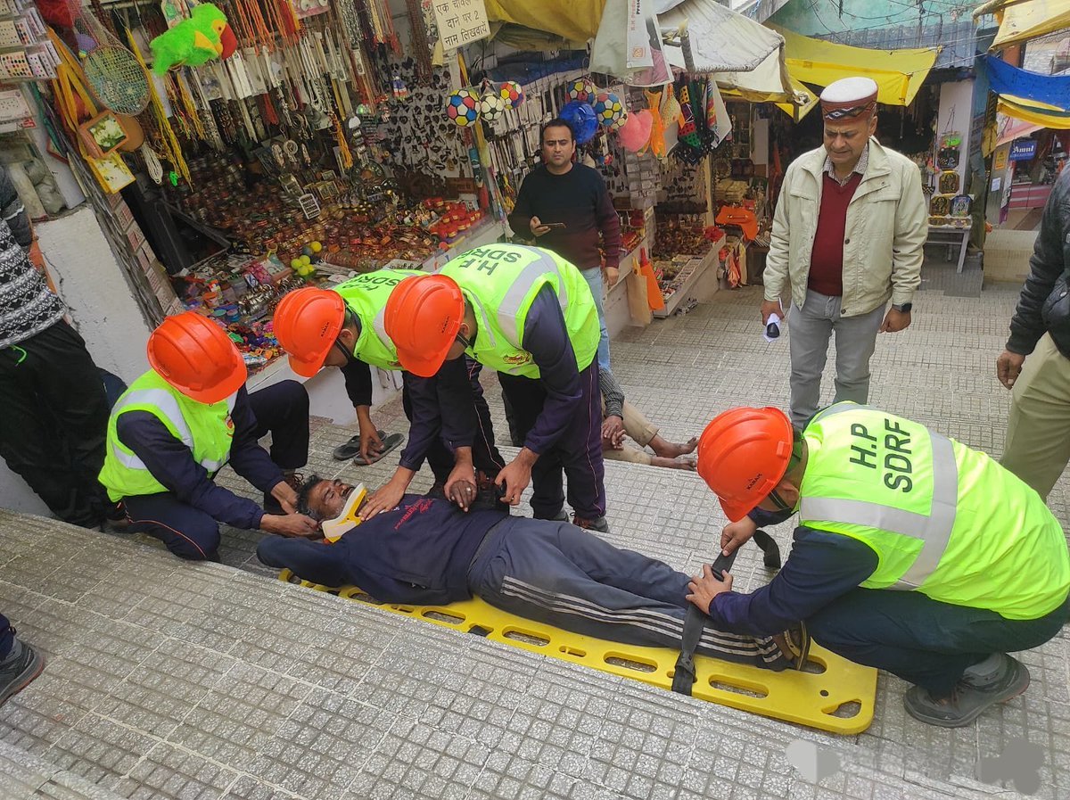 HP_SDRF's tweet image. On February 22, 2025, a joint exercise on stampede and fire hazards was conducted at Baba Balaknath Ji Temple, Deotsidh Hamirpur by SDRF Mandi in collaboration with Fire Deptt., Home Guards, Police, Health Deptt., and Temple staff.
#HPSDRF #ddmahamirpur #homeguards @arjit_sen