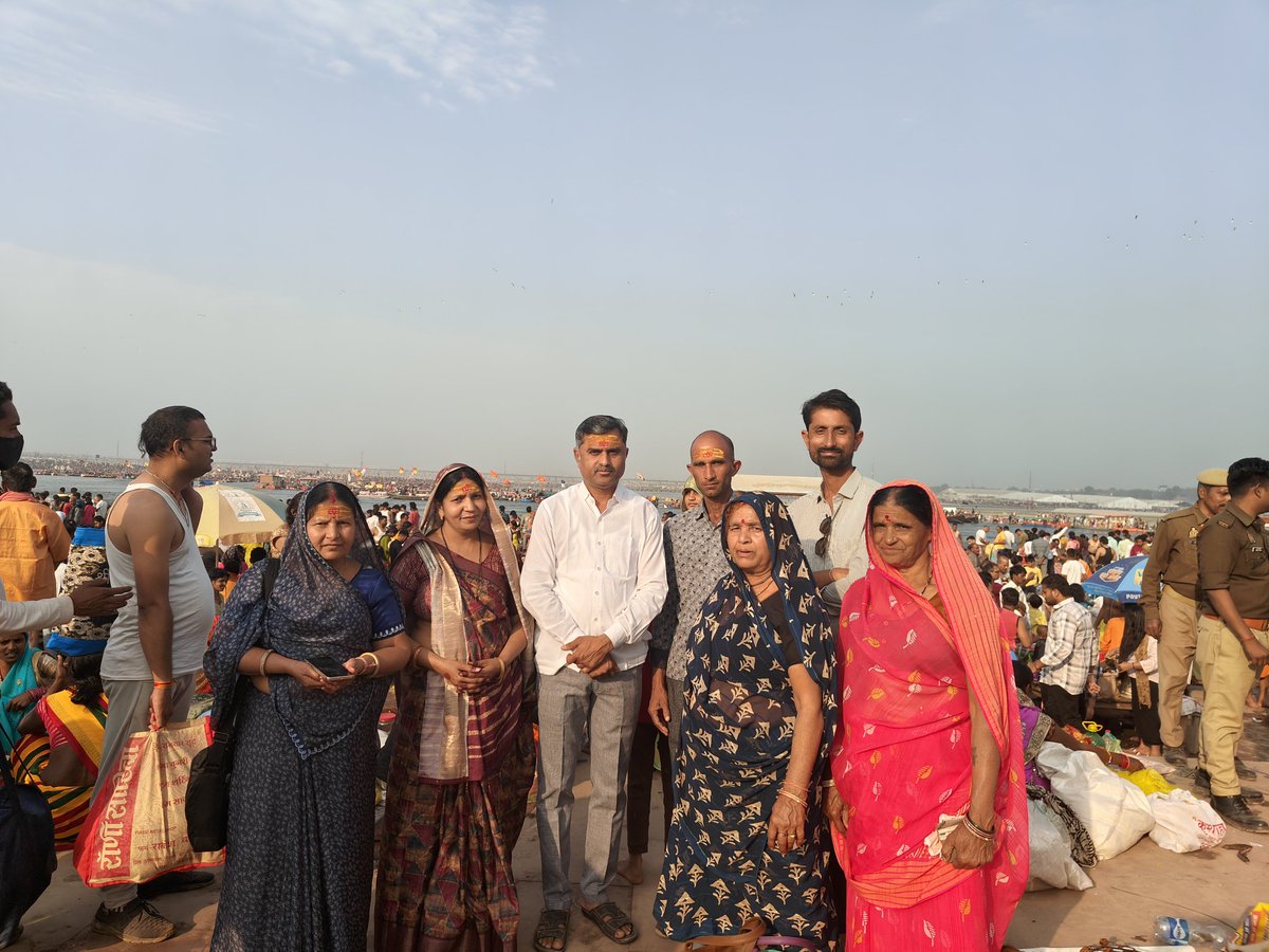 arvindsingh_inc's tweet photo. तीर्थराज प्रयाग कुंभ में।
मेरी दोनों मां जन्म देने वाली मां भगवती और भागीरथी मां गंगा दोनों का आशीर्वाद प्राप्त किया। https://t.co/mF3IKgSSuh